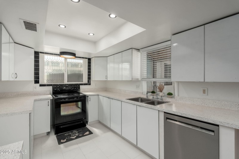 8902 W Columbus Ave - 013