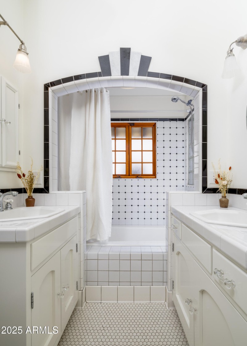 Beautiful Built in Tub and Shower