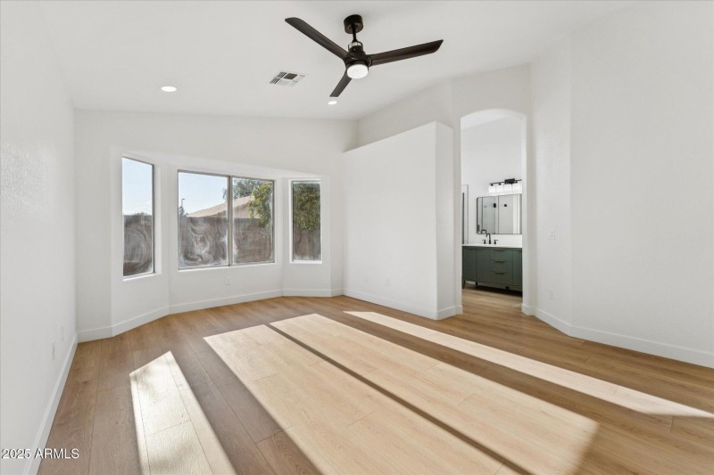 14-014-primary-bedroom