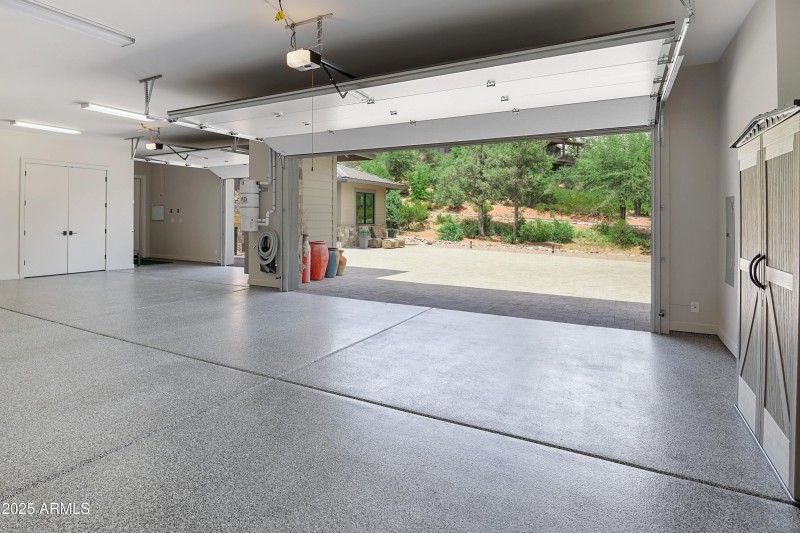 Garage oversized 3 car