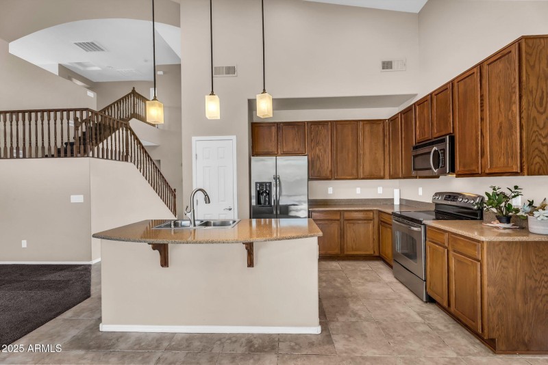 10-web-or-mls-2546 E San Rafael Trail -1