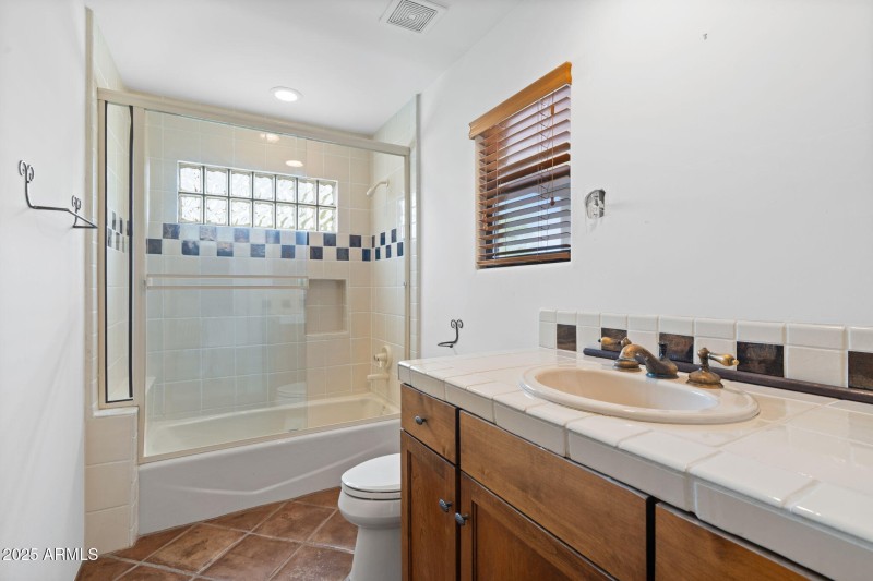 31-web-or-mls-10040-e-happy-valley-rd-36