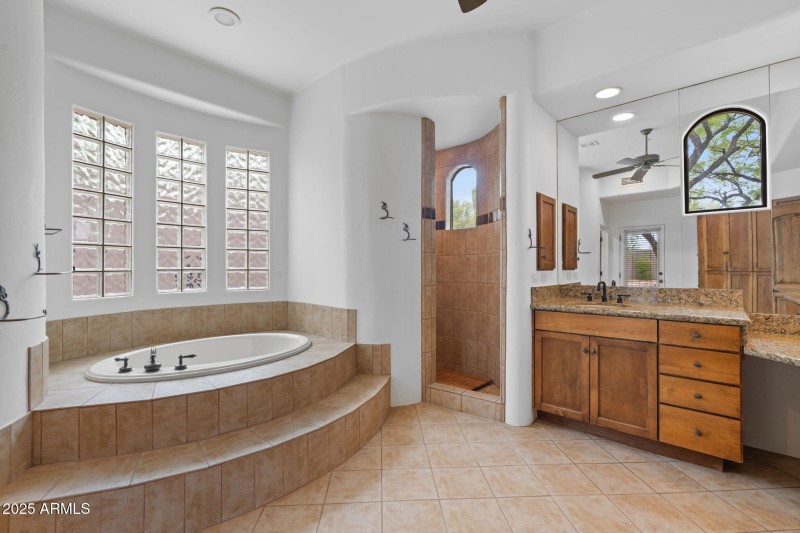 21-web-or-mls-10040-e-happy-valley-rd-36