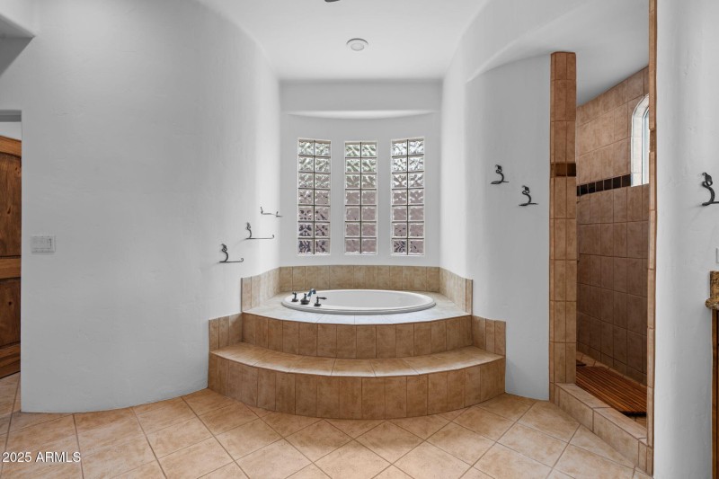 19-web-or-mls-10040-e-happy-valley-rd-36