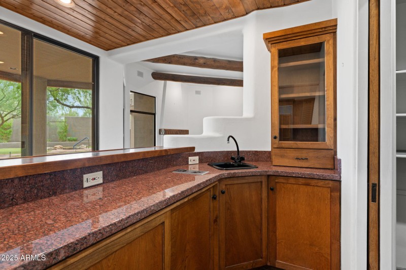 16-web-or-mls-10040-e-happy-valley-rd-36