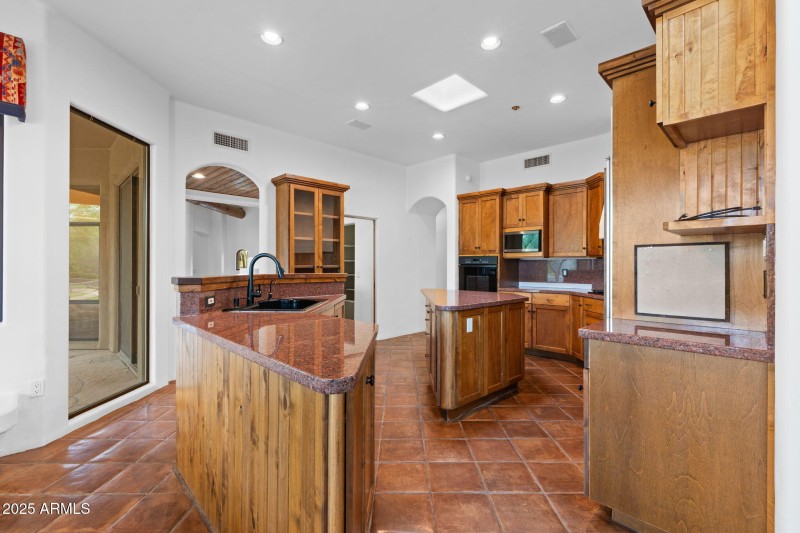 12-web-or-mls-10040-e-happy-valley-rd-36