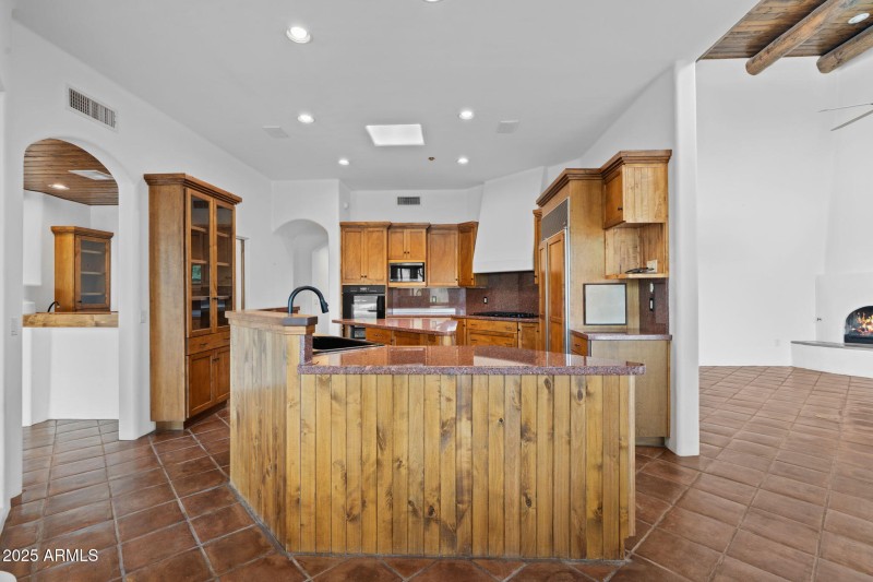 11-web-or-mls-10040-e-happy-valley-rd-36