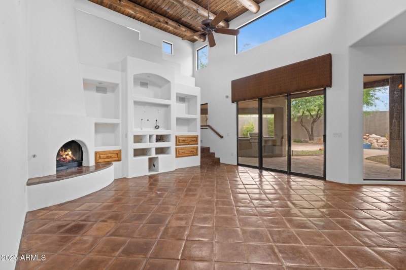 8-web-or-mls-10040-e-happy-valley-rd-365