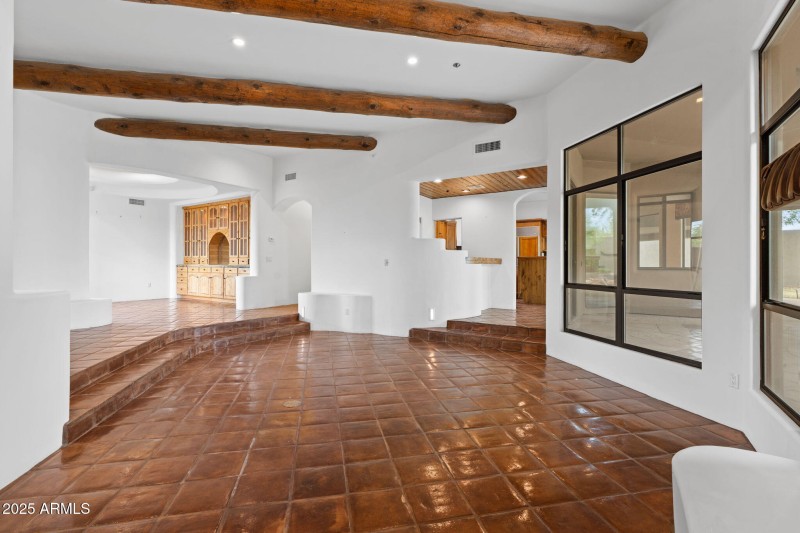 5-web-or-mls-10040-e-happy-valley-rd-365