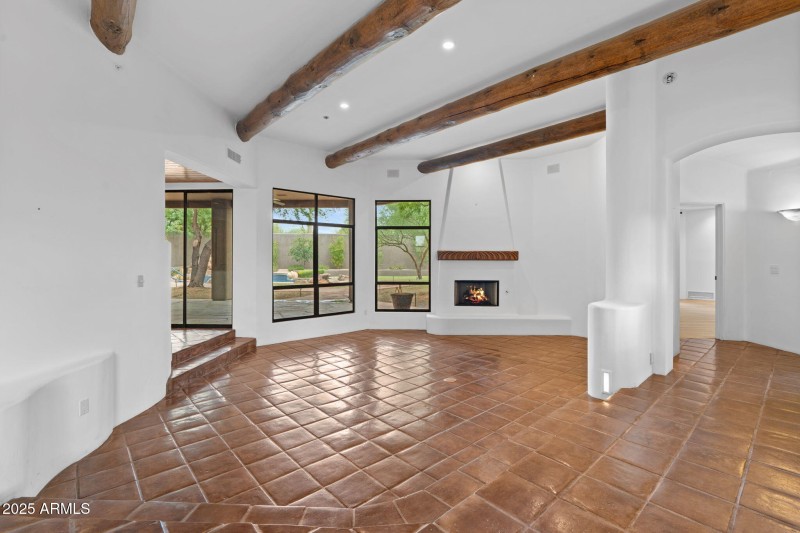 4-web-or-mls-10040-e-happy-valley-rd-365