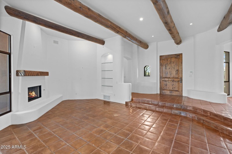 3-web-or-mls-10040-e-happy-valley-rd-365