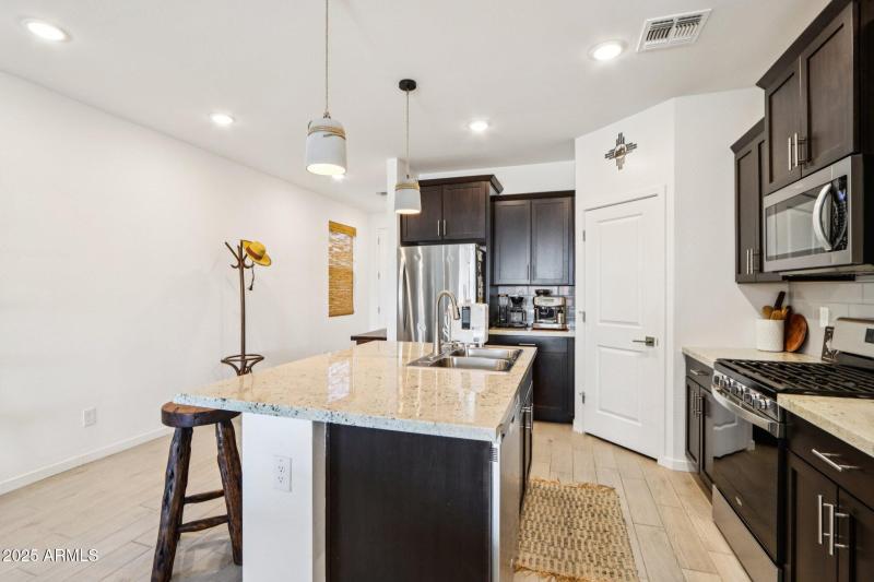 17-web-or-mls-W Sunland Dr-S0609-017