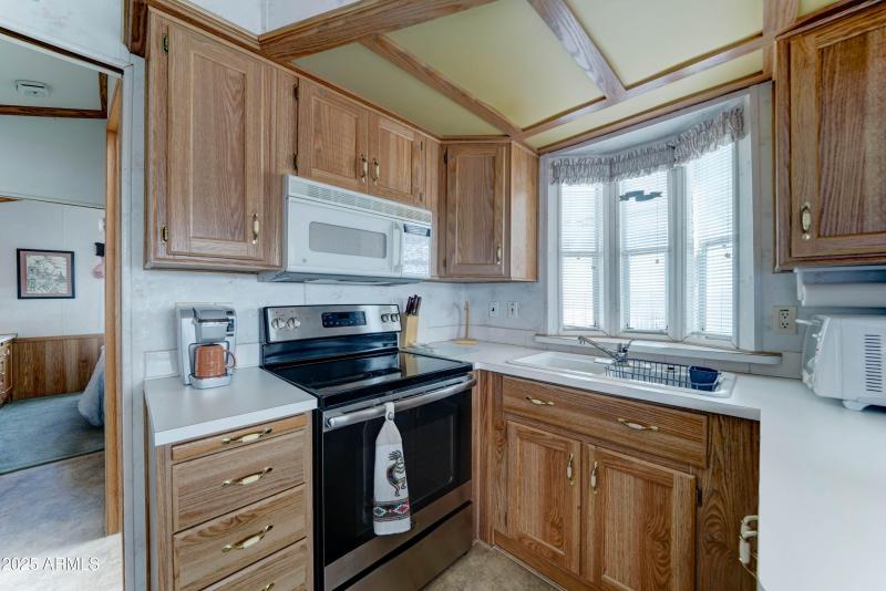 great use of space in kitchen