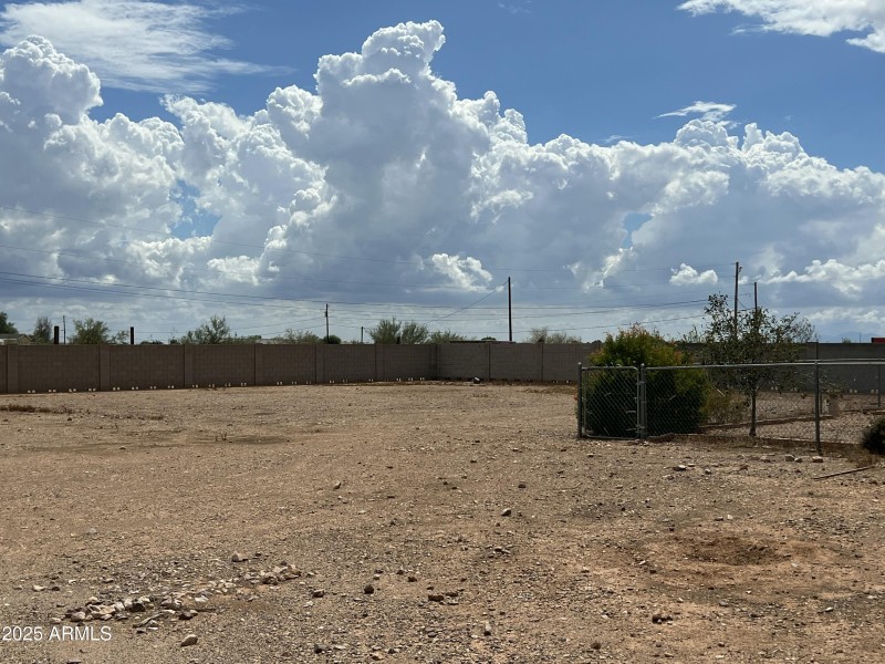 Very large fenced yard