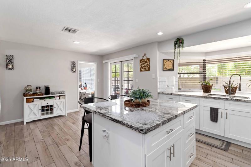 Kitchen & breakfast are