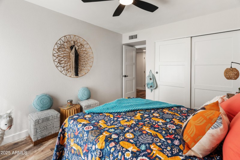 Bedroom-2-shown-with-queen-bed-oversized