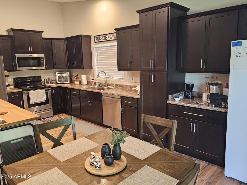 Kitchen & Eat-In Area