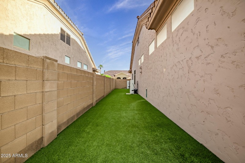 63 Synthetic lawn sideyard