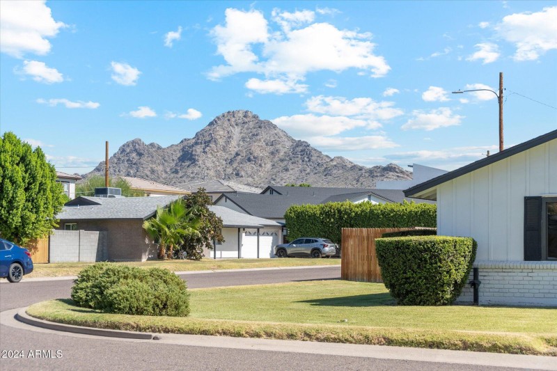 1455 E Tuckey Ln - Mountain Views