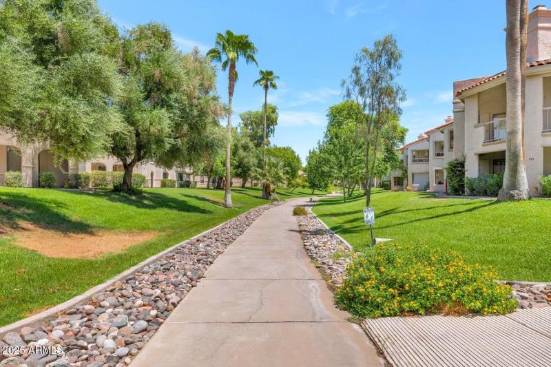 9445 N 94th Pl-large-004-024-TOD3300-150