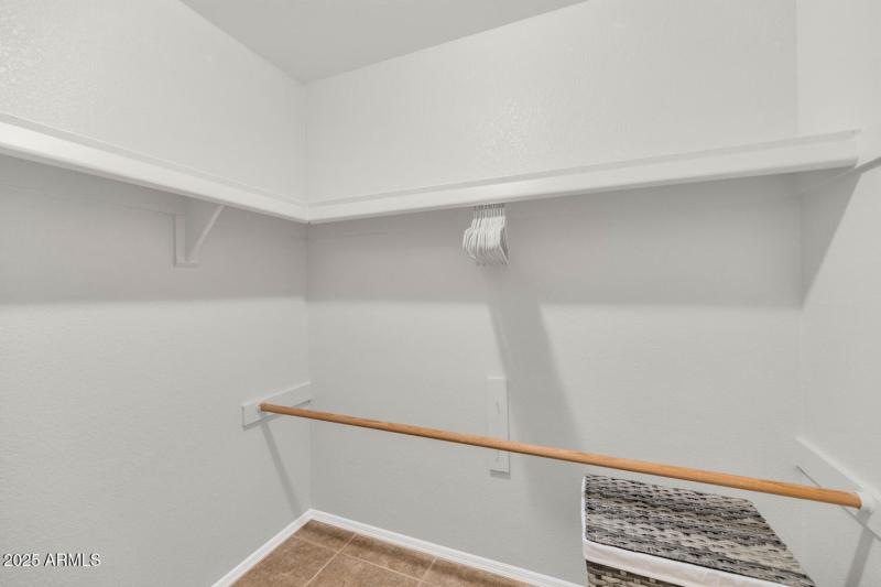 9445 N 94th Pl-large-022-015-TOD6993-150