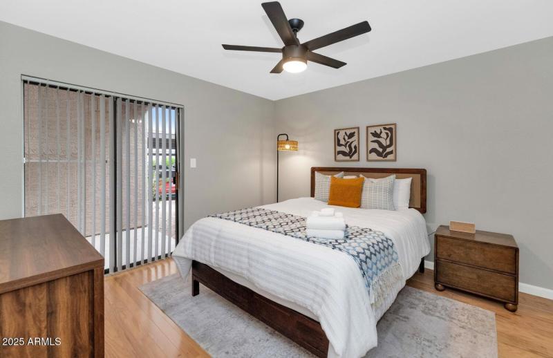 9445 N 94th Pl-large-023-020-TOD6987-150