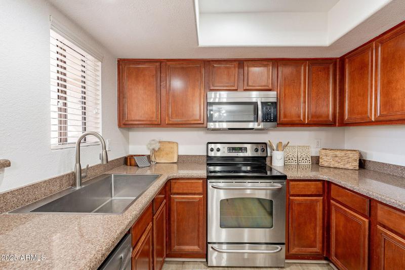 KITCHEN W/ STAINLESS STEEL APPLIANCES