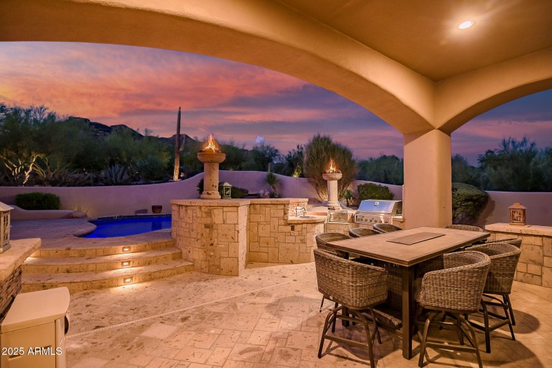 Outdoor Kitchen & Dining