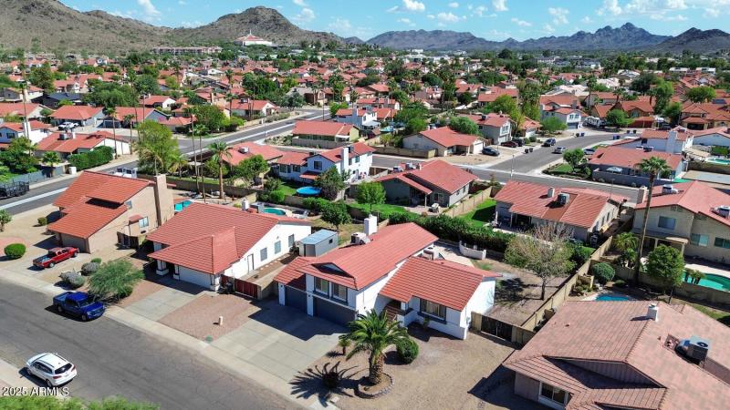 1927 E Crocus Dr-large-005-009-1927 E Cr