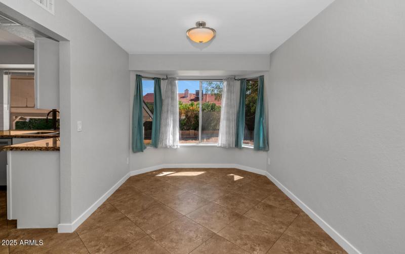 1927 E Crocus Dr-large-011-011-1927 E Cr