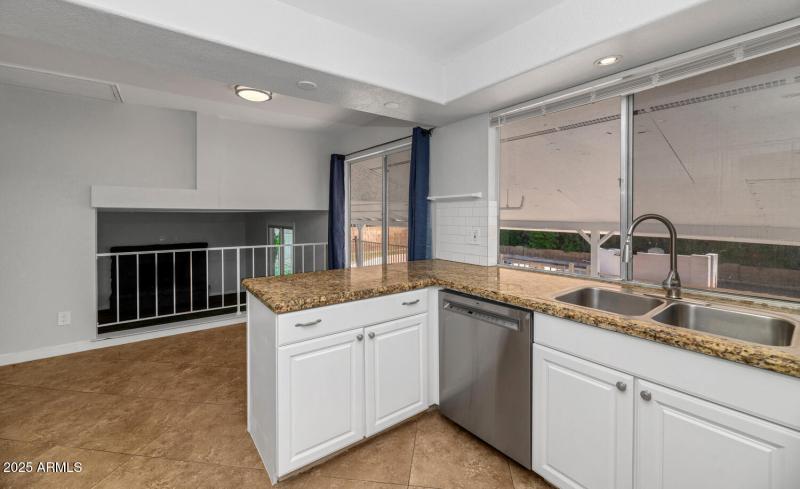 1927 E Crocus Dr-large-014-012-1927 E Cr