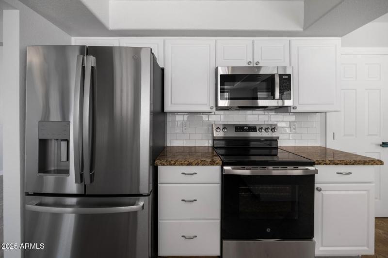 1927 E Crocus Dr-large-015-013-1927 E Cr