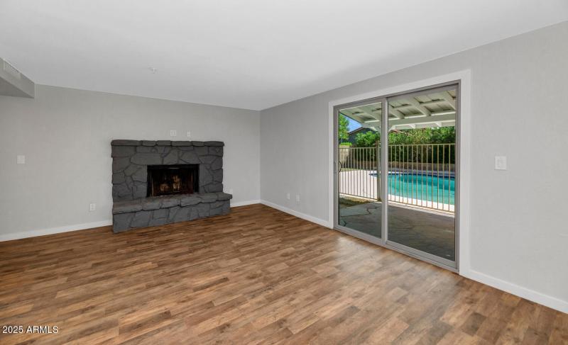 1927 E Crocus Dr-large-017-020-1927 E Cr