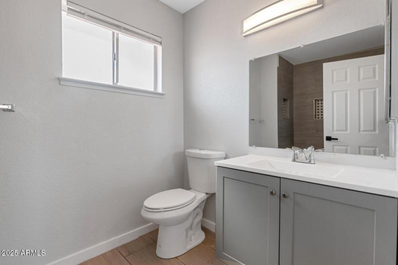 1927 E Crocus Dr-large-031-034-1927 E Cr