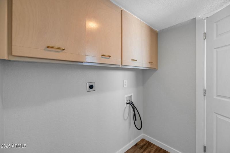 1927 E Crocus Dr-large-033-014-1927 E Cr