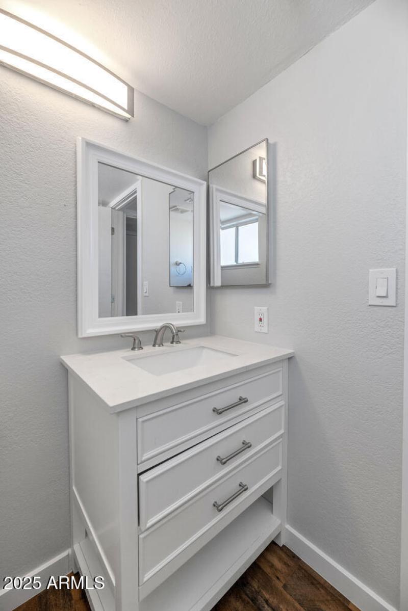 1927 E Crocus Dr-large-034-015-1927 E Cr