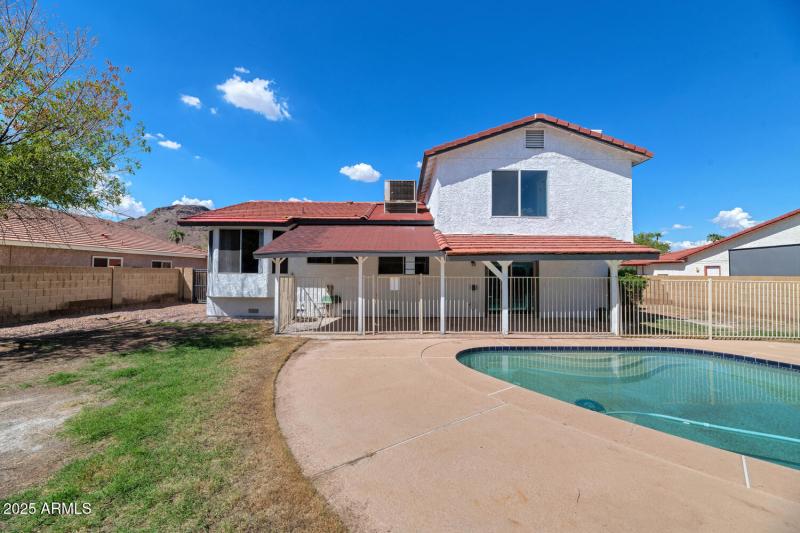 1927 E Crocus Dr-large-037-045-1927 E Cr