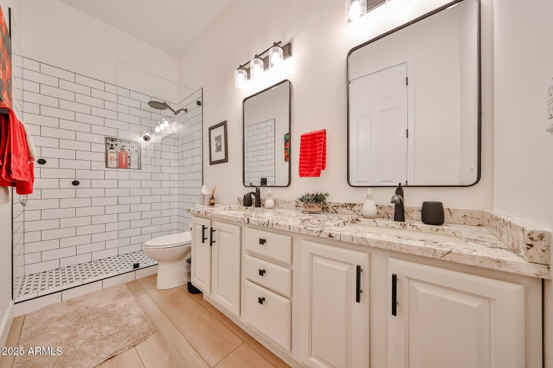 Hall bath servicing two bedrooms