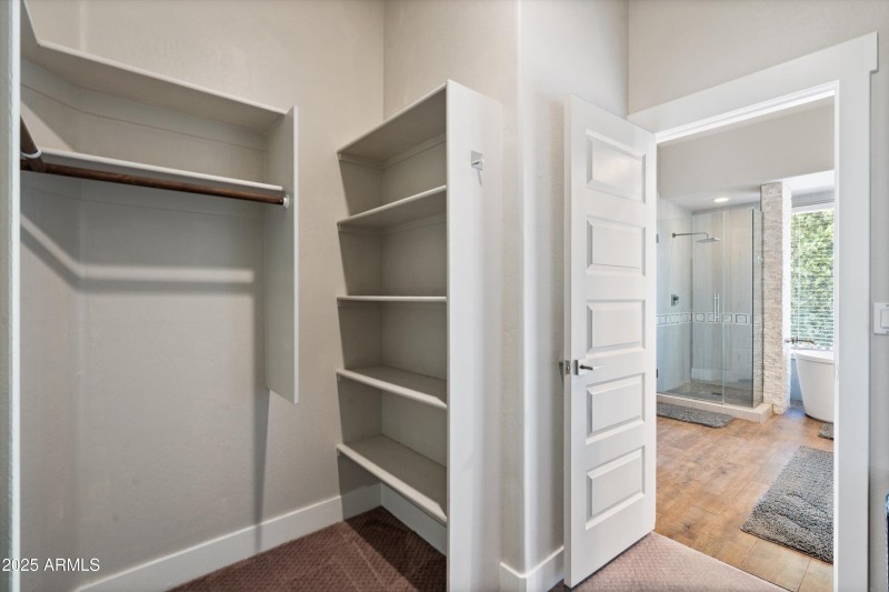 22-Walk-in Closet