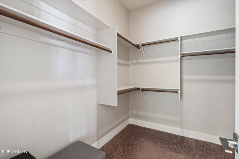 21-Walk-in Closet