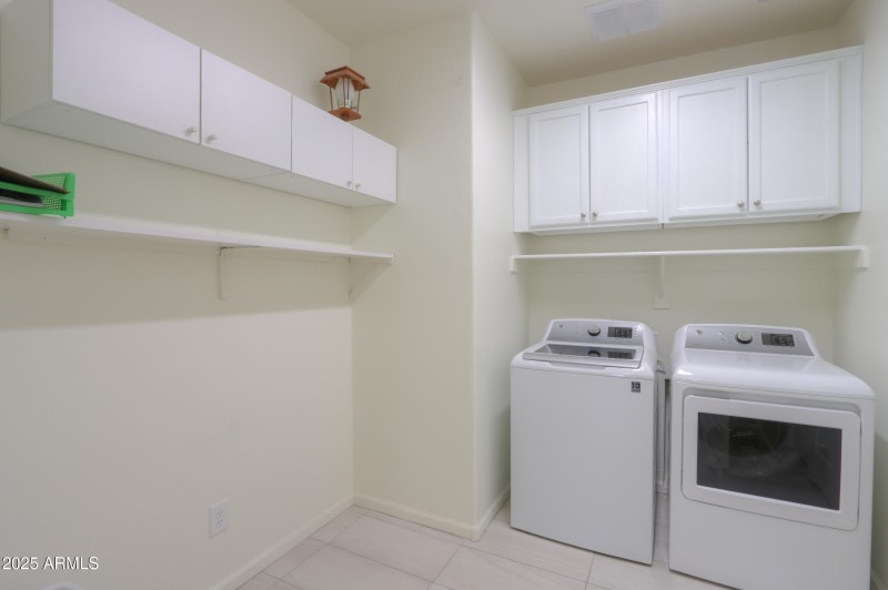 Laundry room w/cabinets