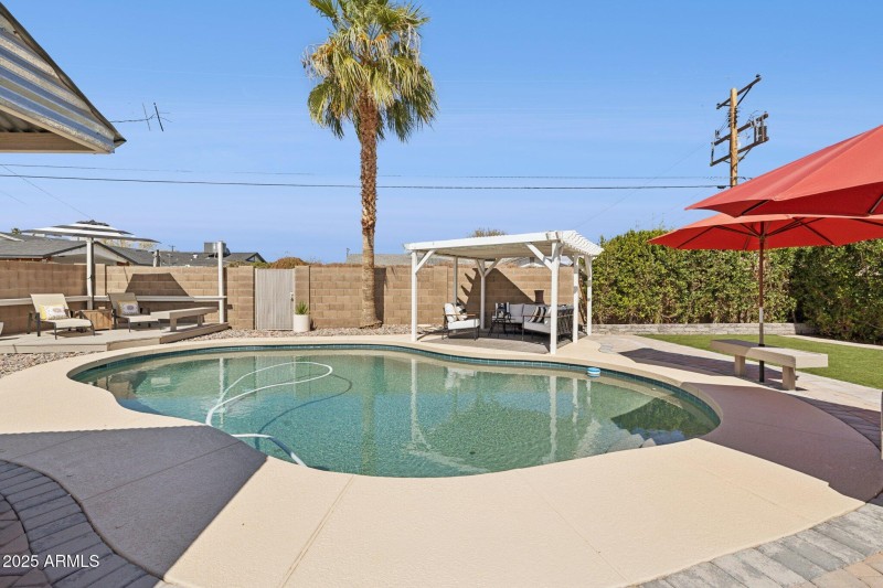 36-web-or-mls-6926-e-culver-st