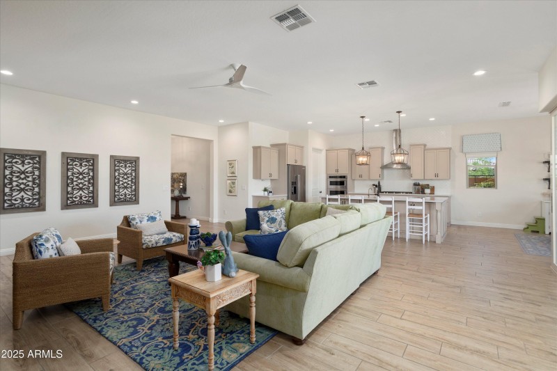 012-27396 W Escuda Dr