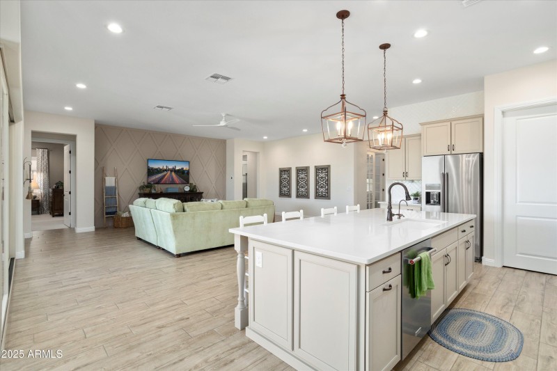 017-27396 W Escuda Dr