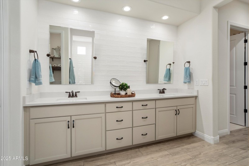 022-27396 W Escuda Dr