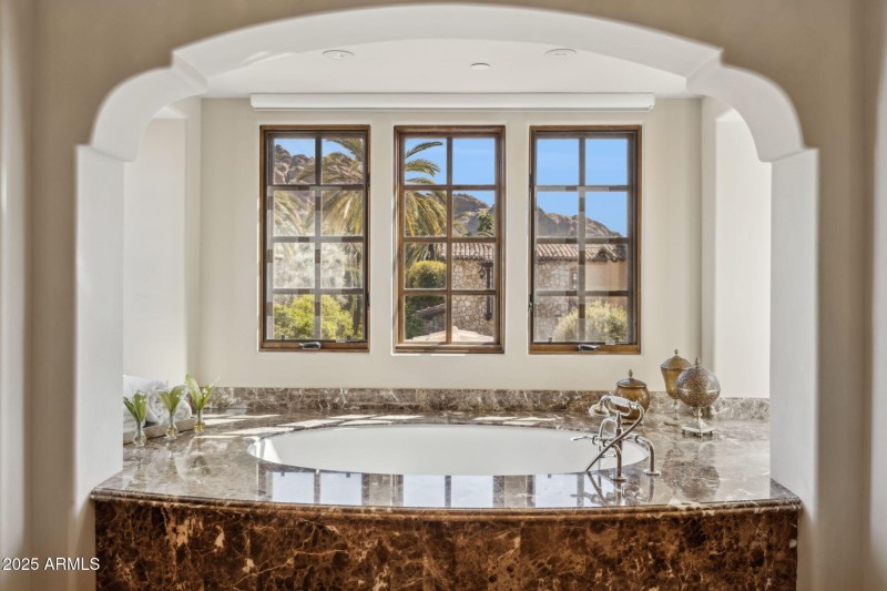 Mountain-View Soaking Tub