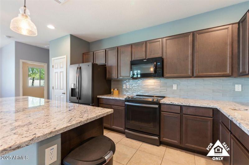 15-18216 W Foothill Dr