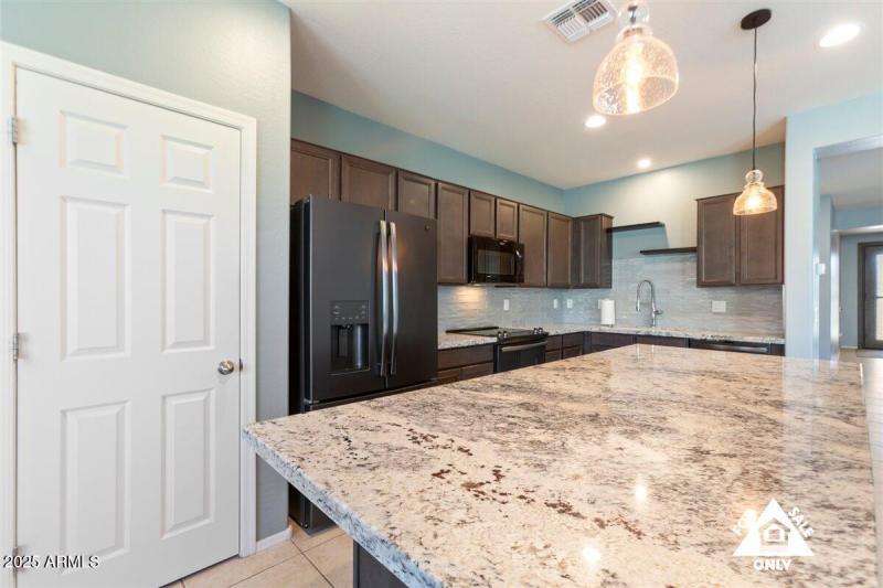 16-18216 W Foothill Dr