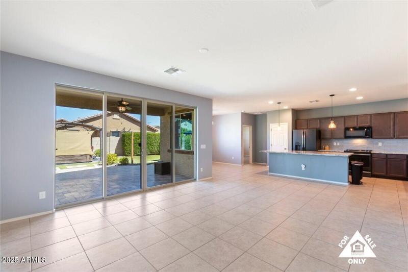 22-18216 W Foothill Dr