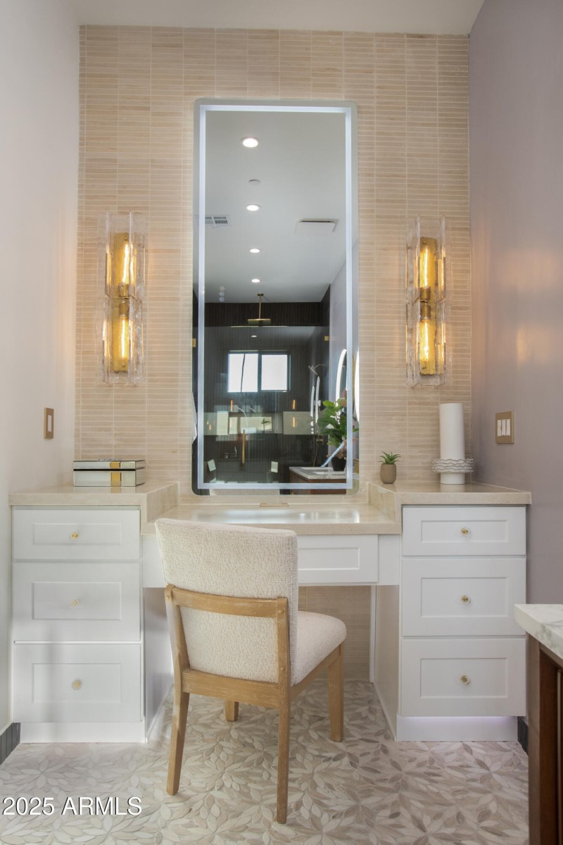 LADIES COSMETIC STATION